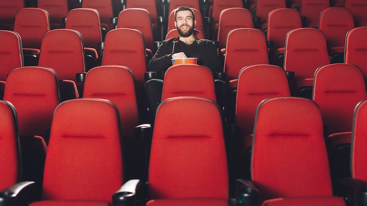 Photo gratuit l'homme passe du temps au cinéma