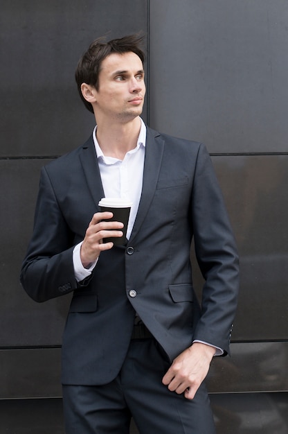 Homme en pause buvant une tasse de café