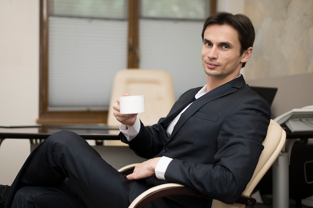 Homme en pause avec une tasse de café