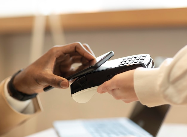 Homme payant au café avec son téléphone