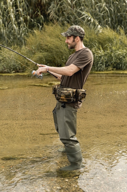 Homme pêchant à la rivière