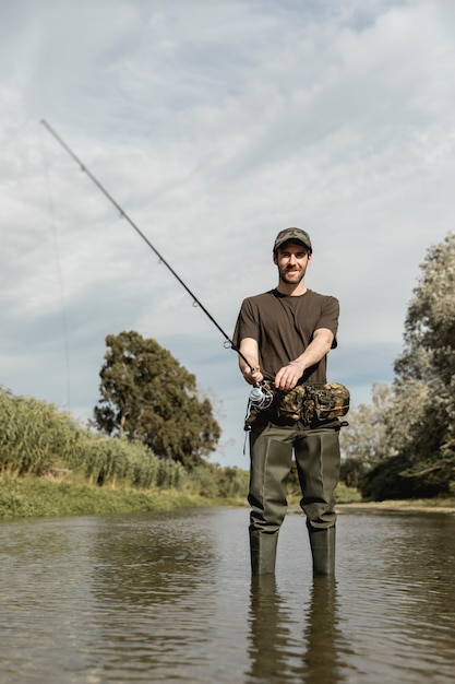 Photo gratuite homme pêchant à la rivière