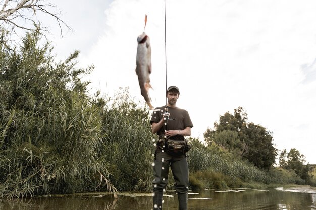 Homme pêchant à la rivière