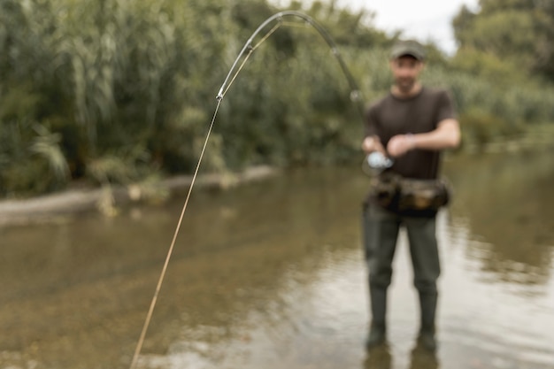 Homme pêchant à la rivière