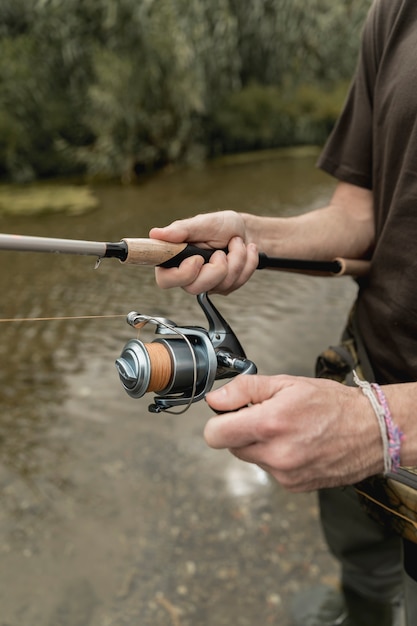 Photo gratuite homme pêchant à la rivière