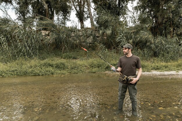 Homme pêchant à la rivière