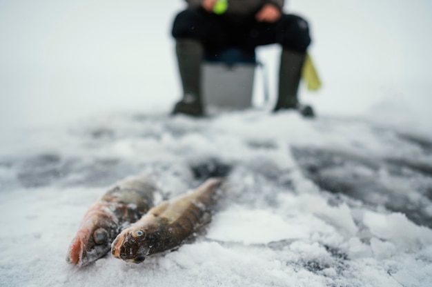 Photo gratuite homme pêchant seul à l'extérieur