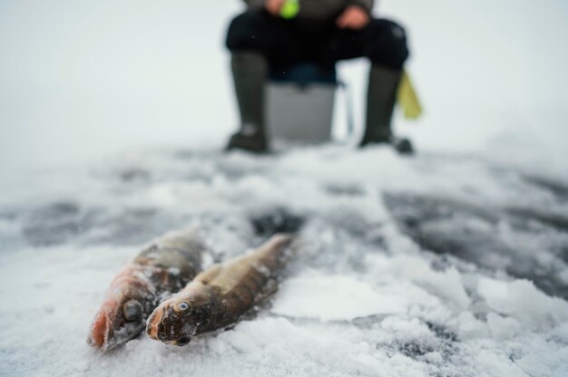 Homme pêchant seul à l'extérieur