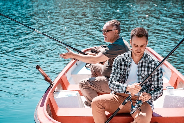 Photo gratuite homme avec pêche à l'ancienne de barque