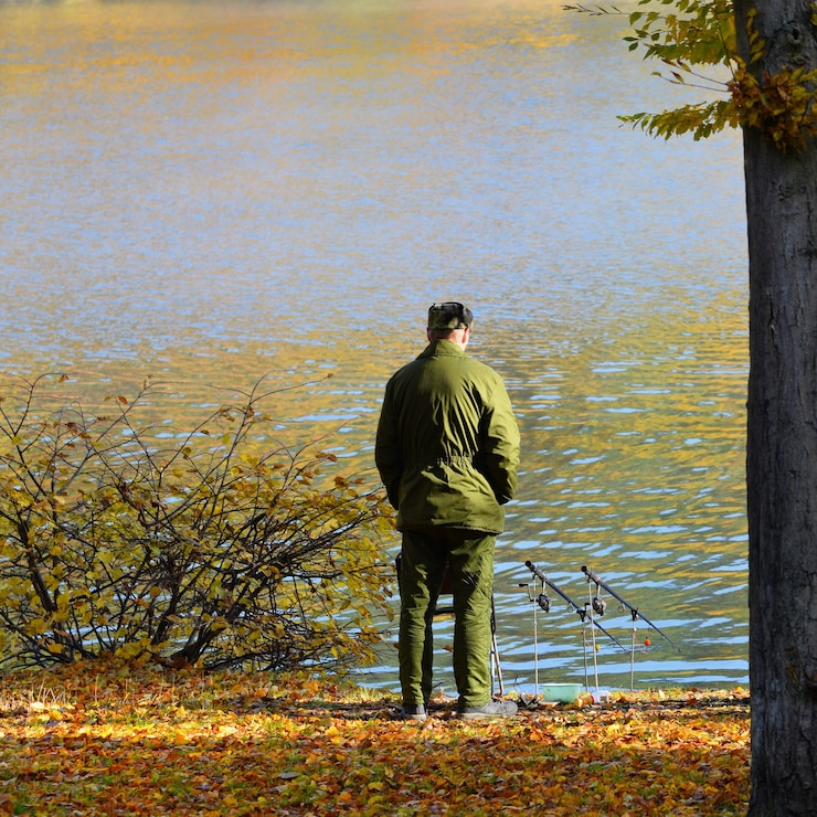 Photo gratuit &quot;l&#39;homme pêche au bord du lac&quot;