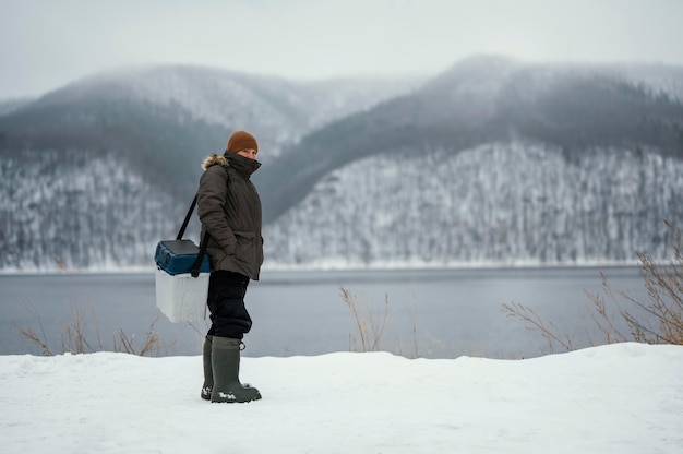 Homme de pêche avec un équipement spécial à l'extérieur