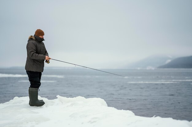 Homme de pêche avec un équipement spécial