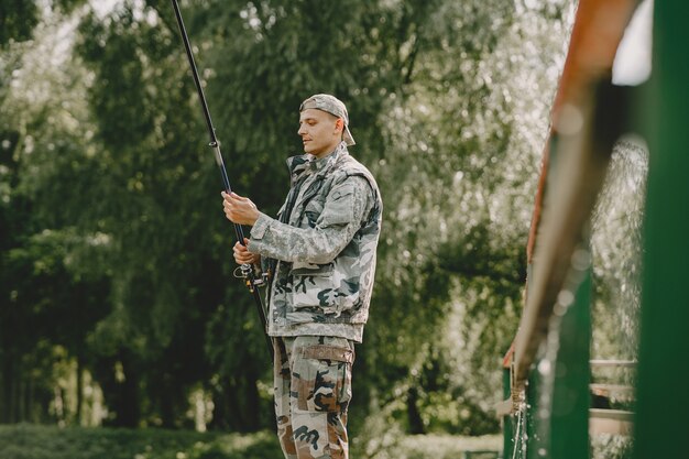 L'homme pêche et tient la canne à pêche