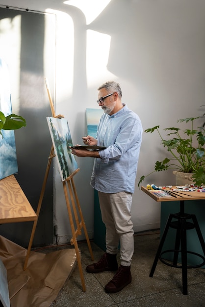 Un homme peint à l'aquarelle.