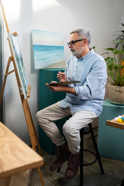 Un homme peint à l'aquarelle.