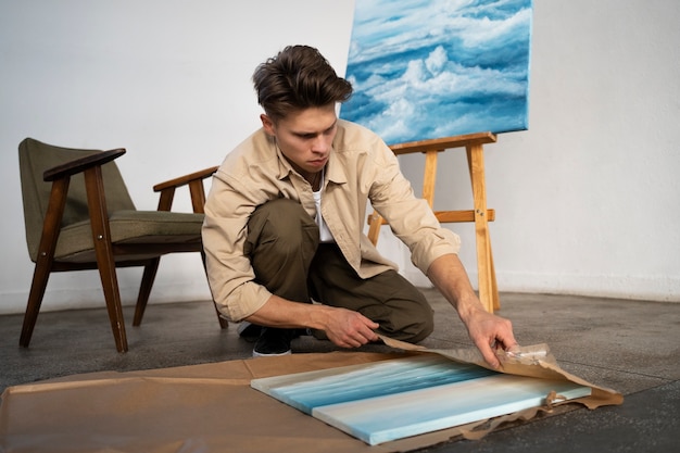 Un homme peint à l'aquarelle.