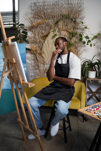 Un homme peint à l'aquarelle.