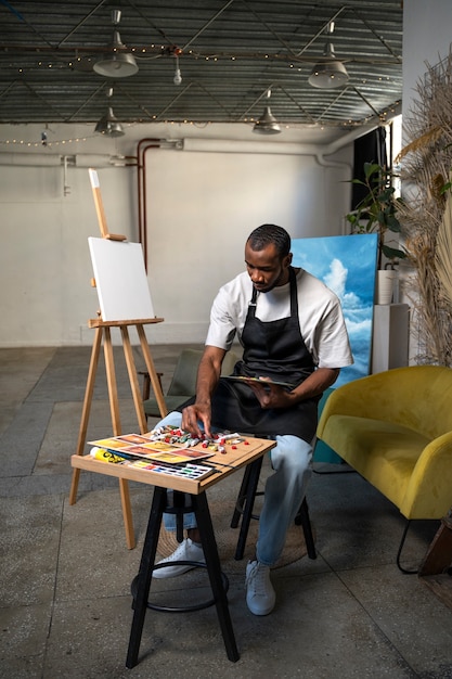 Un homme peint à l'aquarelle.