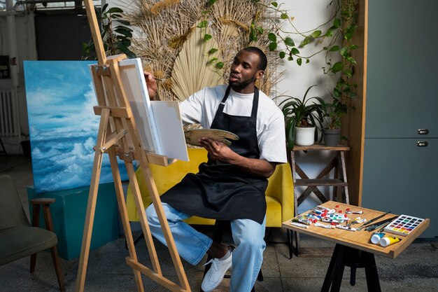 Un homme peint à l'aquarelle.