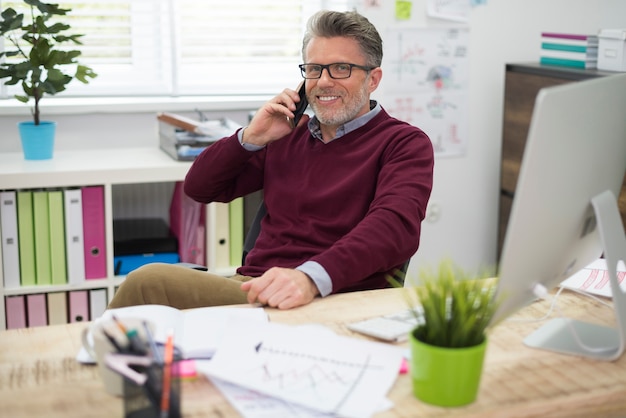 Homme pendant une pause au travail