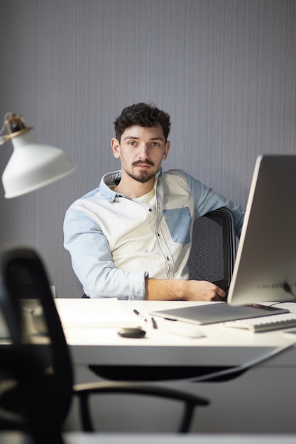 Homme pense à la solution.