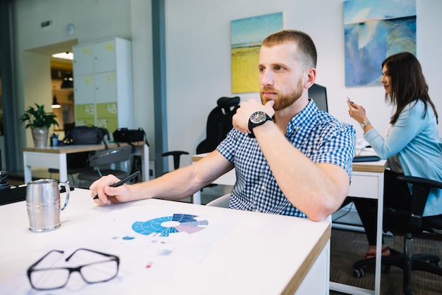 Homme de pensée au bureau