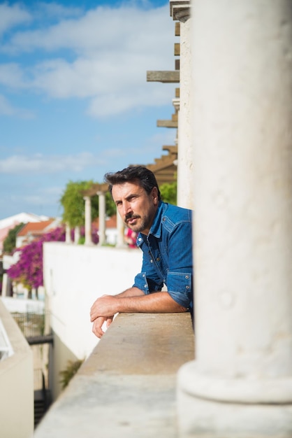 homme pensif, debout, sur, balcon