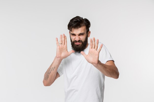 Homme pensif douteux avec une expression réfléchie faisant le choix