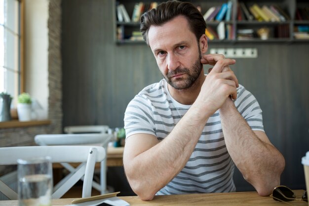 homme Pensive assis dans un café