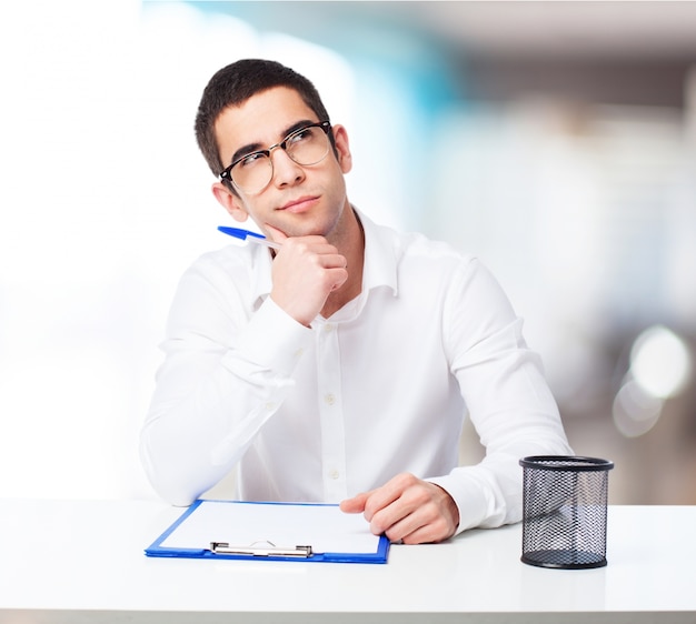 homme Pensive avec une table de stylo à bille point et le contrôle