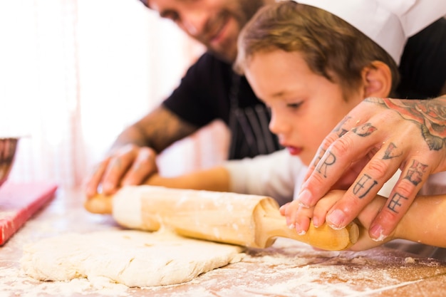 Homme pétrir la pâte avec des fils