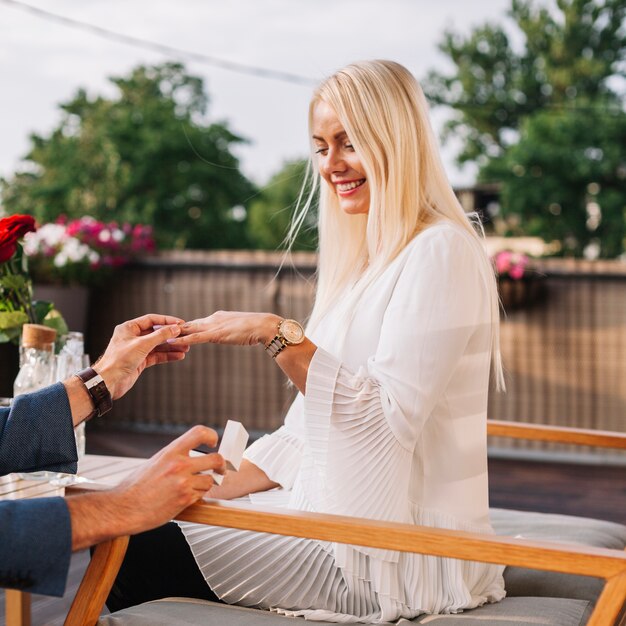 L&#39;homme place la bague de mariage sur la main de la femme