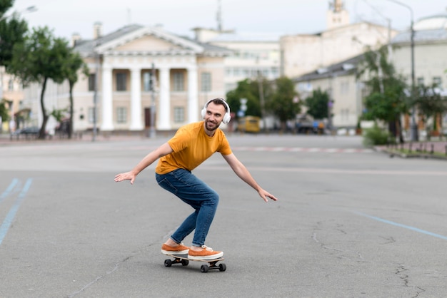 Homme avec planche à roulettes dans la rue