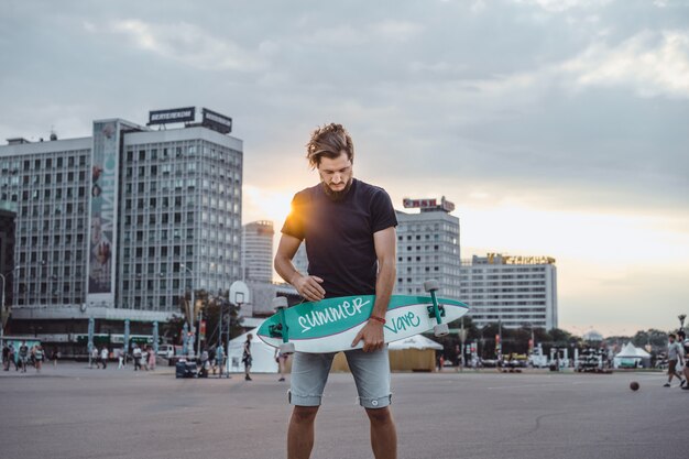 homme avec une planche à roulettes