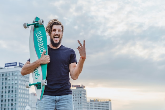 homme avec une planche à roulettes