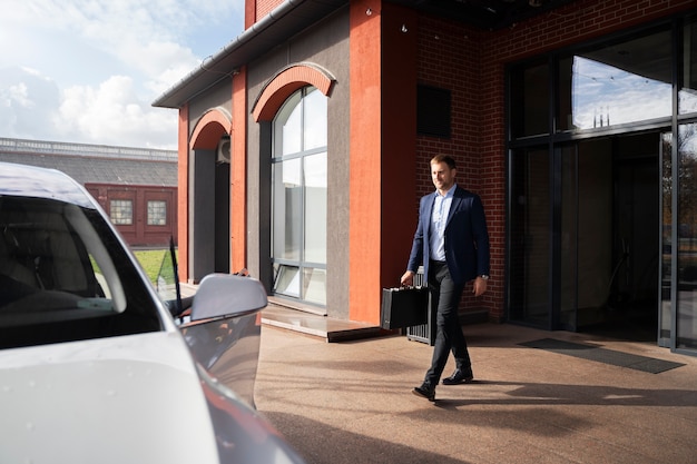 Homme plein coup allant à la voiture