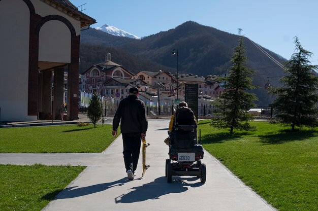 Homme plein coup et ami handicapé à l'extérieur