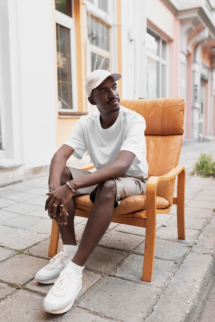 Homme plein coup assis sur une chaise à l'extérieur