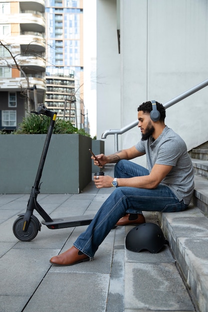 Homme plein coup assis dans les escaliers avec un casque