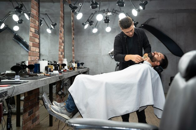 Homme plein coup au salon de coiffure