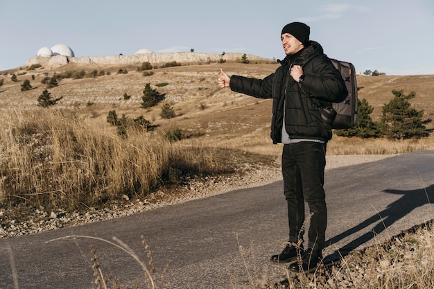 Homme plein coup de l'auto-stop