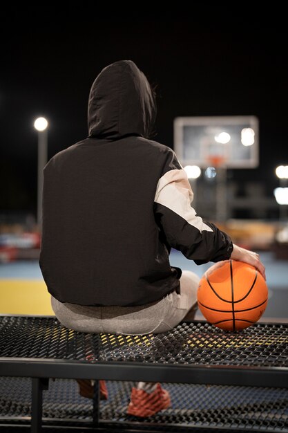 Homme plein coup avec basket-ball