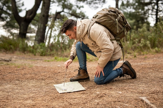 Homme plein coup avec carte et bâton