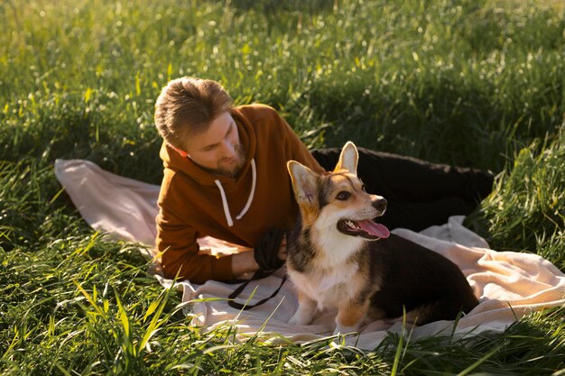 Homme plein coup avec chien sur couverture