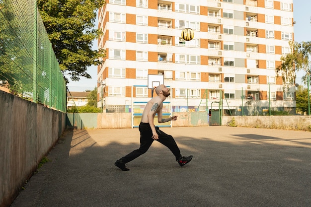 Photo gratuite homme plein coup courant après la balle