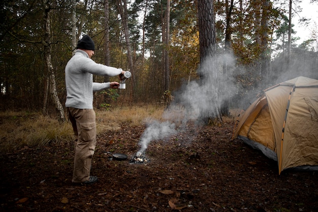 Photo gratuite homme plein coup dans la nature