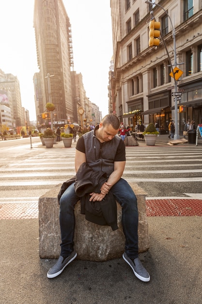 Homme plein coup dormant sur un banc