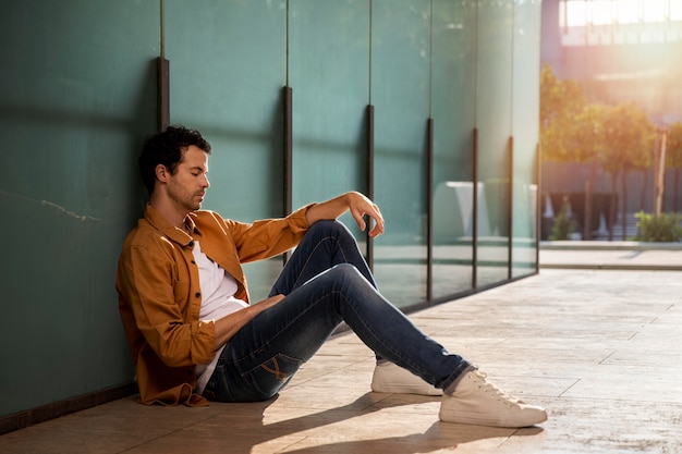 Homme plein coup dormant à l'extérieur