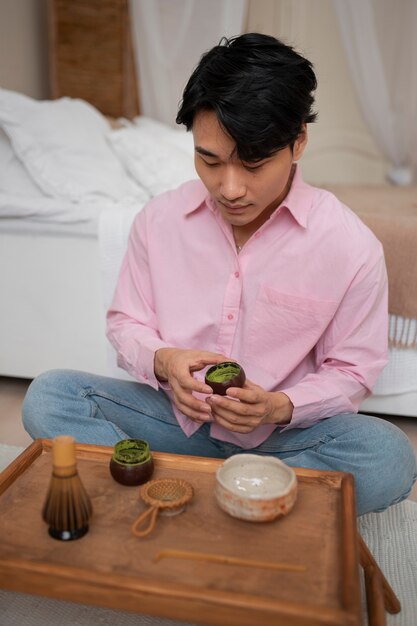 Homme plein coup avec du thé matcha