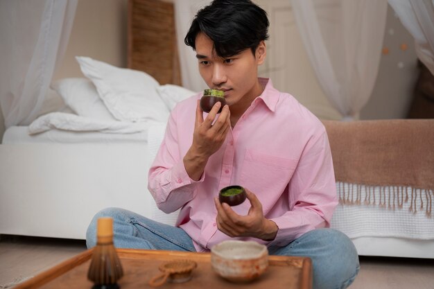 Homme plein coup avec du thé matcha